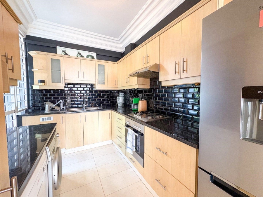 2 Bedroom Property for Sale in Vredehoek Western Cape